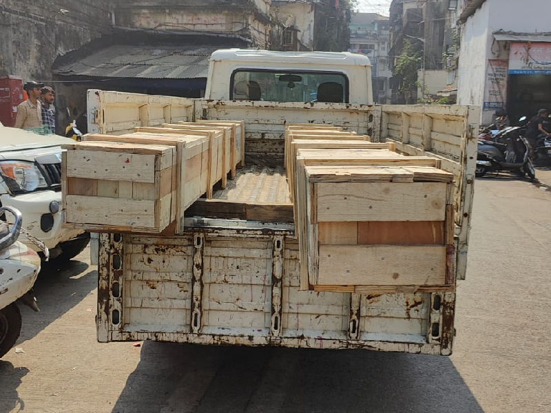 Long steel products packed in wooden crates for export
